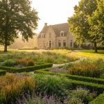 Nederlandse landgoed met klassiek landhuis omringd door uitgestrekte tuinen met geometrische en natuurlijke beplanting