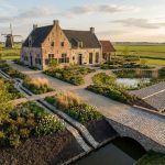 Elegant Nederlands landhuis met klassieke architectuur en duurzame tuindrainagesystemen in gouden avondlicht