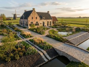 Elegant Nederlands landhuis met klassieke architectuur en duurzame tuindrainagesystemen in gouden avondlicht