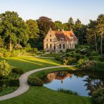 Historisch Nederlands landhuis met klassieke architectuur omringd door weelderige tuin met volwassen bomen in gouden licht