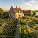 Nederlandse landgoed met herenhuis en gesplitste tuin: formele geometrische helft versus natuurlijke wilde helft