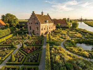 Nederlandse landgoed met herenhuis en gesplitste tuin: formele geometrische helft versus natuurlijke wilde helft