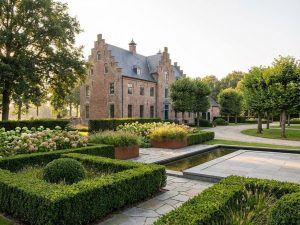 Nederlandse landgoed met klassiek landhuis omringd door professioneel ontworpen tuinen met geometrische hagen en paden.