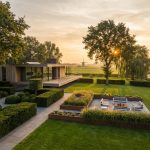 Moderne Nederlandse villa met elegante architectuur en professioneel aangelegde tuin in gouden avondlicht
