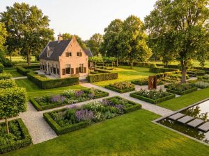 Traditioneel Nederlands landhuis met formele tuinen, gemanicuurde gazons en volwassen bomen in gouden avondlicht