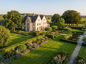 Nederlands landgoed met klassieke villa en uitgestrekte tuinen met geometrische hagen en gemaaide gazons