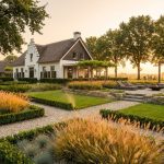 Wit landhuis met traditionele Nederlandse architectuur omgeven door onderhoudsvriendelijke tuin met siergras en terrassen