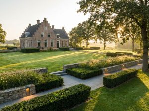 Elegante Nederlandse landhuis met moderne tuinarchitectuur, gemanicuurde gazons en hedging in gouden avondlicht
