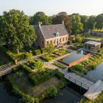 Luchtfoto van Nederlands landgoed met traditionele architectuur en moderne tuinarchitectuur in ochtendlicht