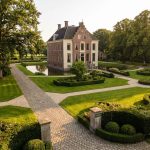 Elegant Nederlands landhuis met klassieke architectuur omgeven door professioneel ontworpen tuinpaden en weelderige tuinen