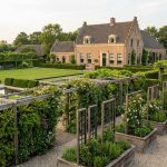 Nederlands landgoed met moderne verticale tuinen en groene muren langs pergola's in weelderig landschap
