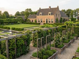 Nederlands landgoed met moderne verticale tuinen en groene muren langs pergola's in weelderig landschap